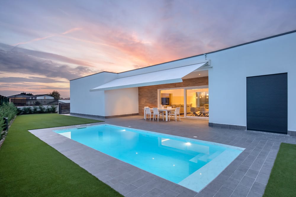 Futura 95 su una casa con piscina al tramonto