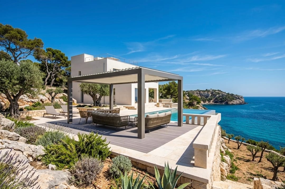 Pergola bioclimatica grafite su una terrazza costiera con piscina