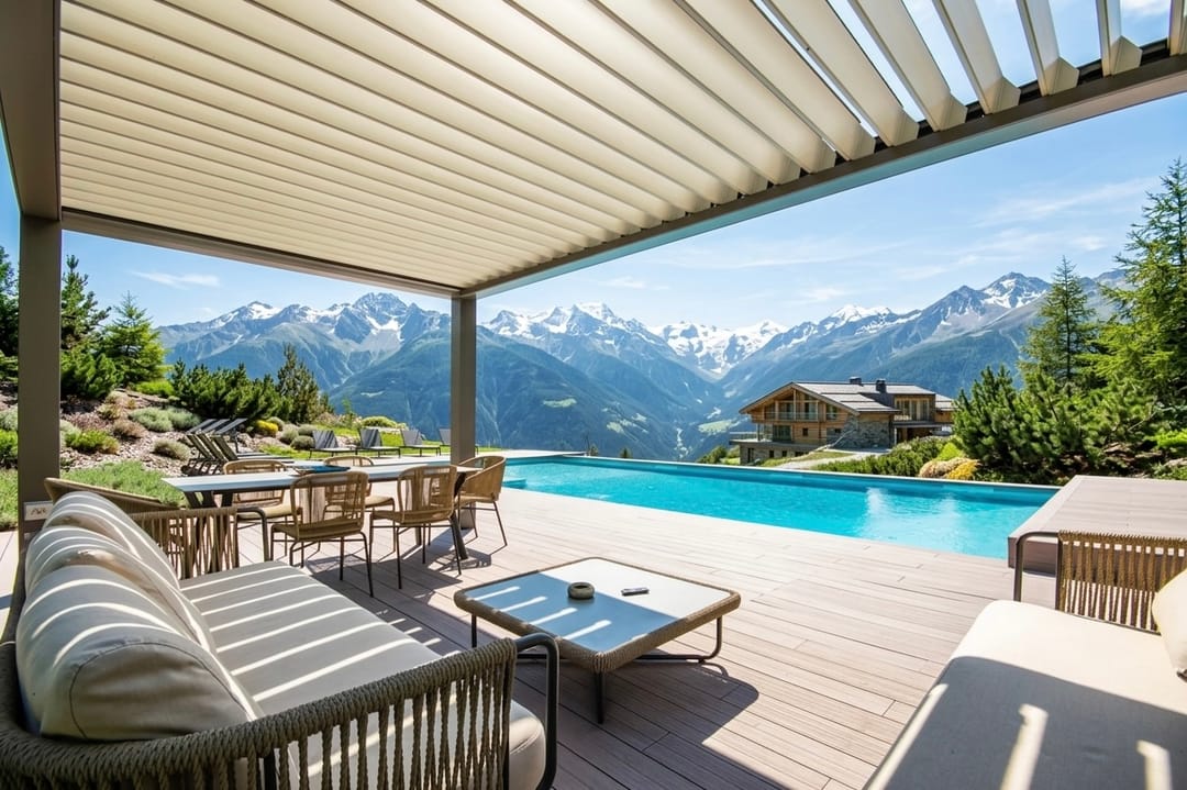 Zona living sotto Bioklima Plus con vista su piscina e montagne