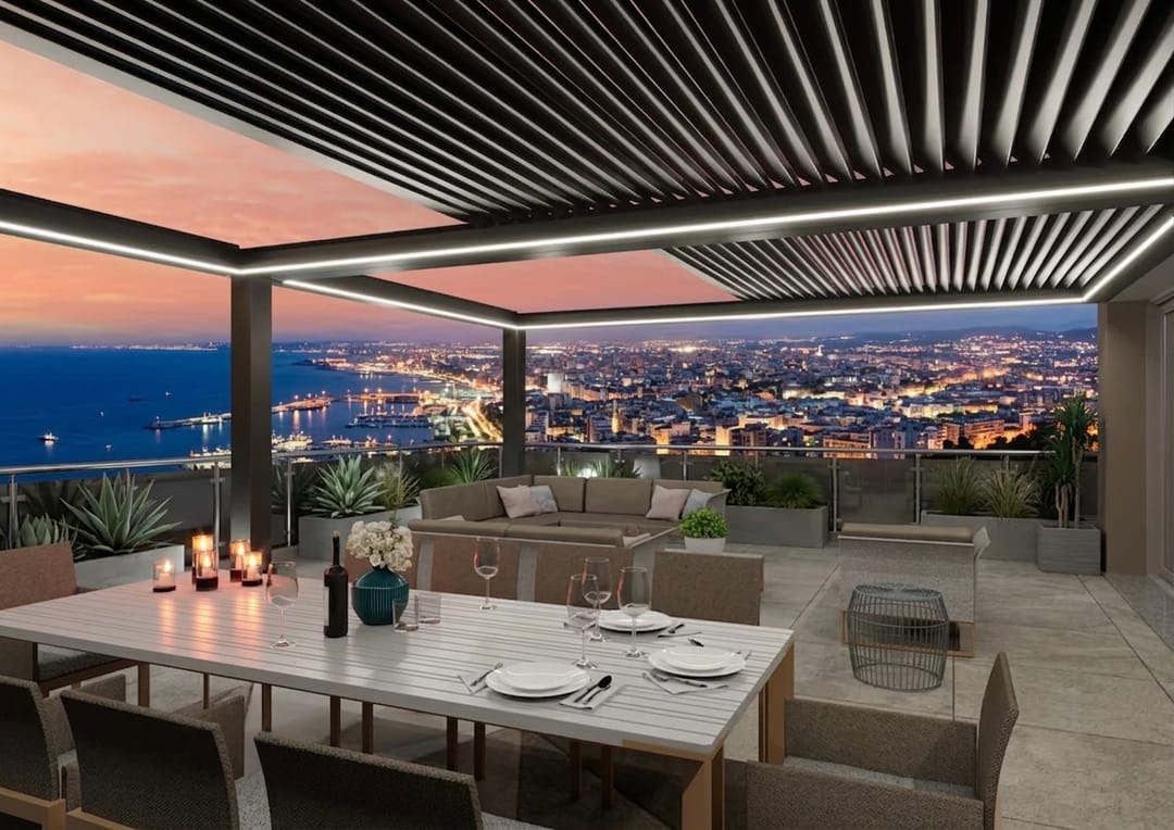 Pergola bioclimatica illuminata sopra una zona pranzo serale