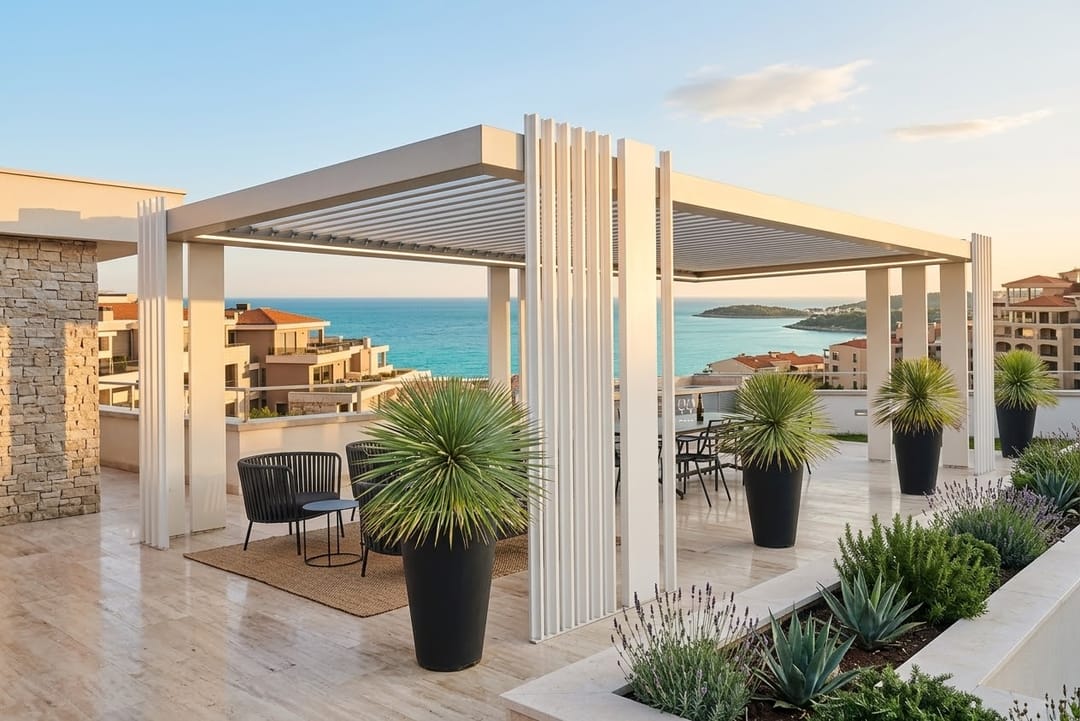 Pergola CODE bianca con doghe verticali su una terrazza affacciata sul mare